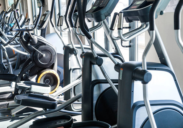 Bir kaç kardiyo egzersiz makinesi - bir fitness merkezinde elipsoidler - Fotoğraf, Görsel