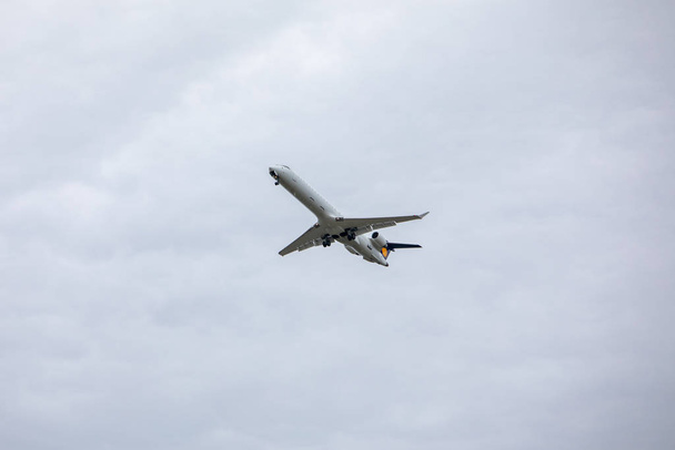 αεροπλάνο στον ουρανό προσγείωση νεφελώδης καιρός - Φωτογραφία, εικόνα