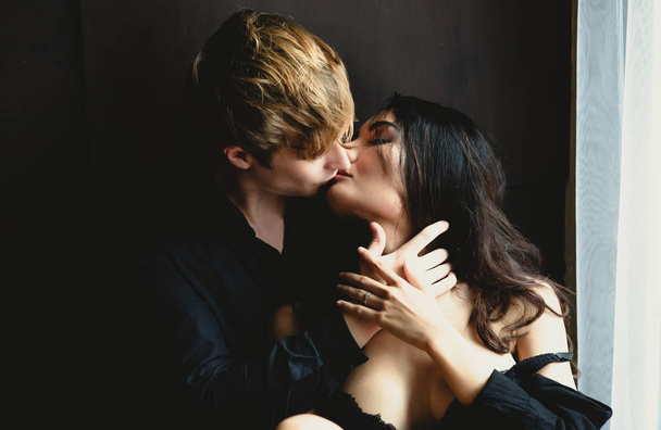 Hermosa pareja apasionada en ropa negra están abrazando y ki
 - Foto, imagen