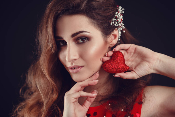 Hermosa mujer árabe o latinoamericana en vestido rojo
 - Foto, imagen
