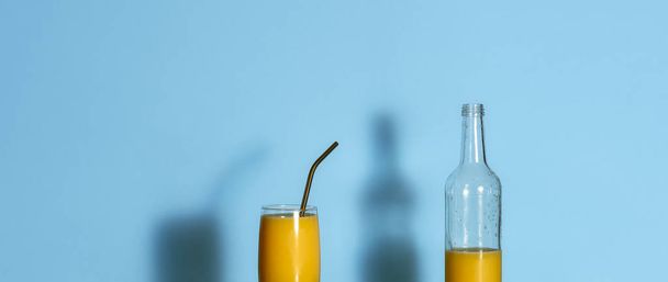 Orangensaft in Glas und Flasche. Banner mit Orangensaft - Foto, Bild