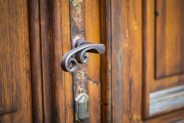 закрытый вид на исторические двери на улицах города
 - Фото, изображение