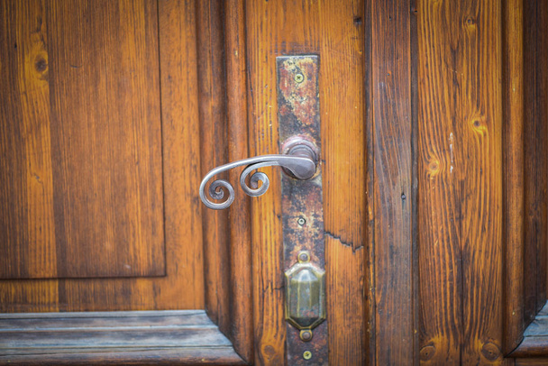 close-up zicht op de historische deuren in de straten van Praag - Foto, afbeelding