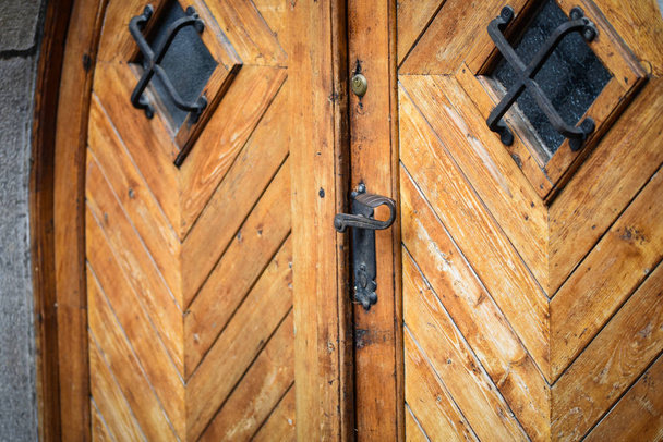 close-up zicht op de historische deuren in de straten van Praag - Foto, afbeelding