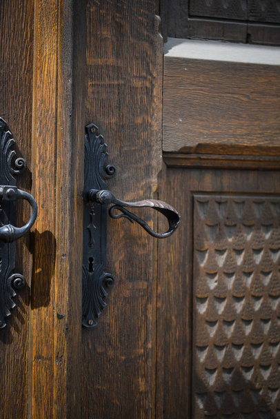 pohled zblízka na historické dveře v ulicích Prahy - Fotografie, Obrázek
