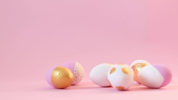 Feliz Pascua gran vídeo con huevos decorados brillo dorado sobre un fondo rosa
 - Imágenes, Vídeo