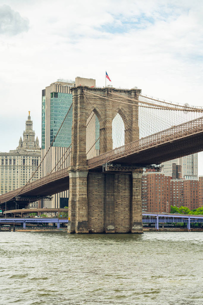 Бруклинский мост через Ист-Ривер, Манхэттен, Нью-Йорк
 - Фото, изображение