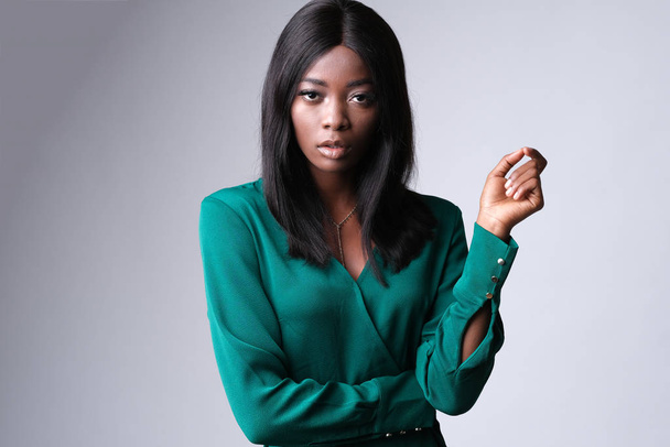 Gyönyörű arca van az afro-amerikai modellnek a fotózáson. Modell visel egy üveg zöld színű és sok mesés. - Fotó, kép