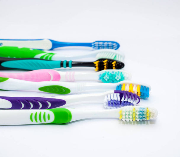 Différentes brosses à dents sur un fond blanc
 - Photo, image