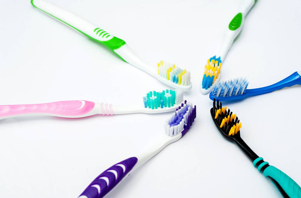 Différentes brosses à dents sur un fond blanc
 - Photo, image