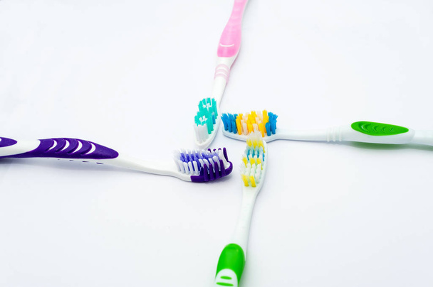 Beyaz bir sırt grubunda çeşitli diş fırçaları - Fotoğraf, Görsel