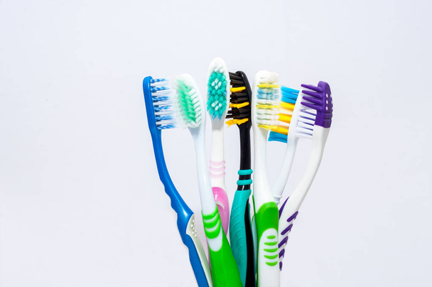 Various toothbrushes on a white backgroun - Foto, afbeelding
