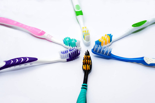 Διάφορες οδοντόβουρτσες σε ένα λευκό backgroun - Φωτογραφία, εικόνα