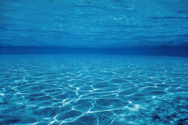 Yüzme havuzu, güneş ışığı yansıması. Dalgalı Su. - Fotoğraf, Görsel