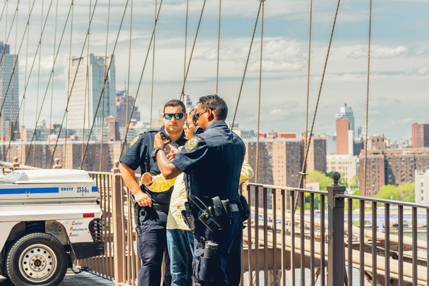 Nowy Jork / Usa - 26 maja 2019 Brooklyn Bridge, słynna atrakcja turystyczna. Piękny słoneczny dzień, Manhattan panorama tła - Zdjęcie, obraz