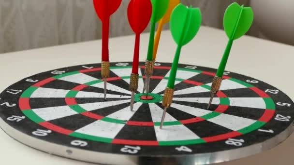 dart pijlen en dartbord, kleurrijke dart pijlen, - Video