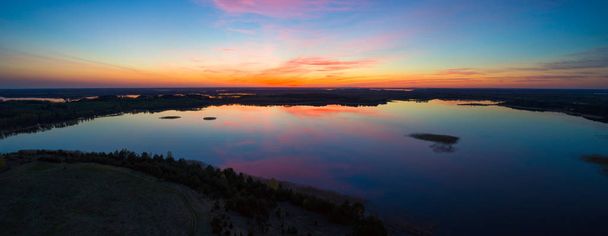夜のブラスラウ湖 - 写真・画像