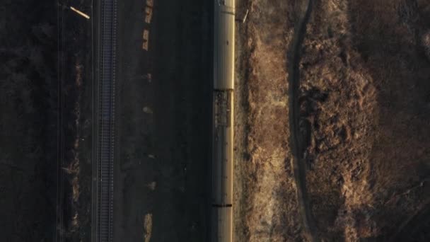 Un vuelo de drones sobre un tren que cruza un puente ferroviario
. - Metraje, vídeo