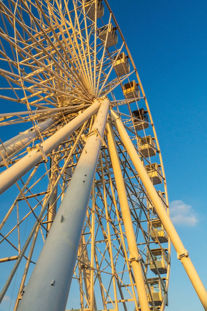 Ferris Wheel στο λούνα παρκ ενάντια στον γαλάζιο ουρανό - Φωτογραφία, εικόνα