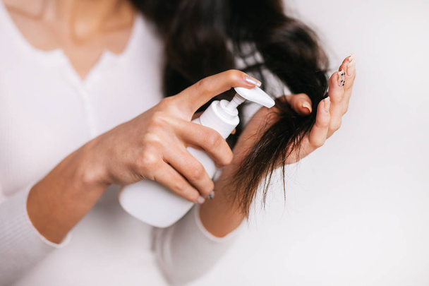 girl puts gel on her hair - Foto, imagen