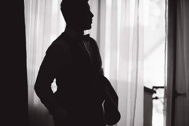 Silhouette of groom in the morning at hotel - Fotoğraf, Görsel