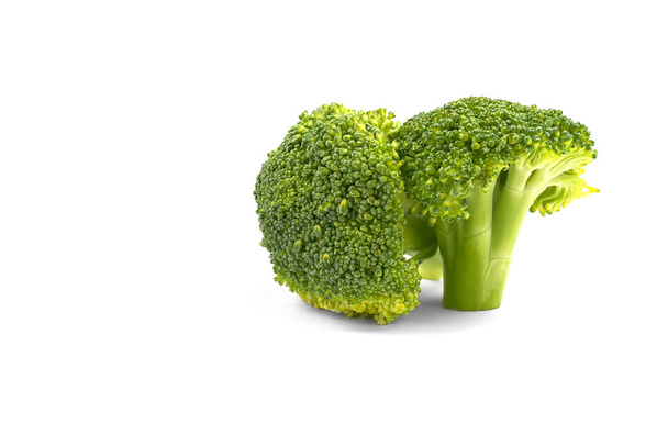 Brócoli fresco altamente detallado, aislado en blanco. Dispara de cerca
. - Foto, imagen