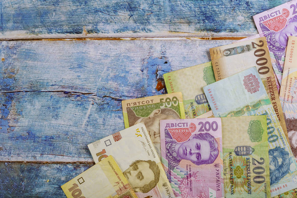 Ukraińskie pieniądze hrywien na drewnianym stole. - Zdjęcie, obraz