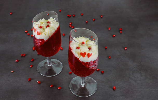 Dessert voor Valentijnsdag of bruiloft, bessengelatine met vanillemousse. - Foto, afbeelding