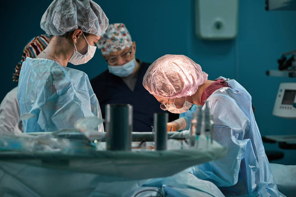 Ομάδα χειρουργών στο χειρουργείο. Ιατρική ομάδα που εκτελεί χειρουργική επέμβαση στο χειρουργείο. - Φωτογραφία, εικόνα