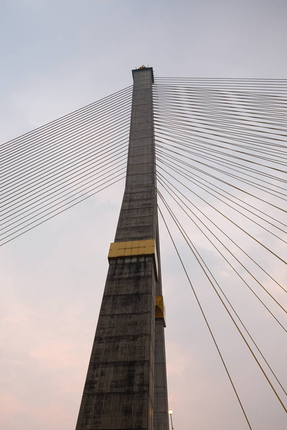 Gökyüzüne karşı kocaman bir asma köprünün pilon ve metal kabloları.. - Fotoğraf, Görsel