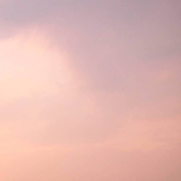 Vaaleanpunaiset pilvet iltataivaalla taustana
. - Valokuva, kuva