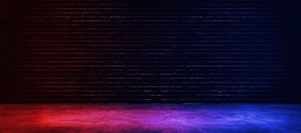 Studio donkere kamer met verlichting effect rood en blauw op zwarte baksteen muur gradiënt achtergrond voor interieur decoratie. - Foto, afbeelding