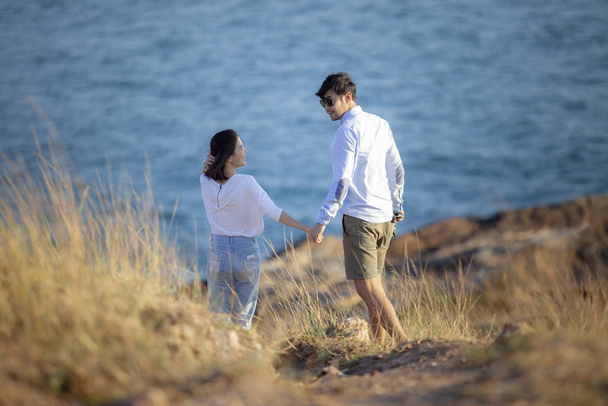 parejas más jóvenes relajante felicidad emoción en vacaciones junto al mar
 - Foto, Imagen