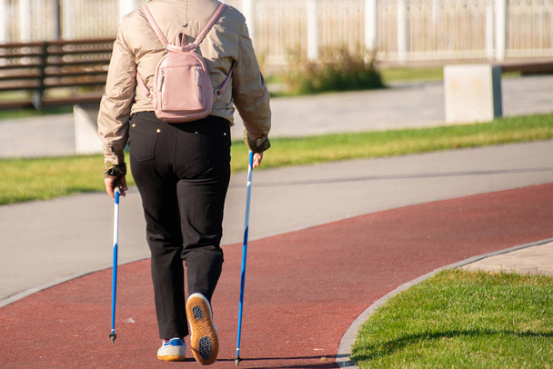 personas mayores de edad caminando por la mañana en la carretera de la ciudad, haciendo jogging lento para la salud
 - Foto, imagen