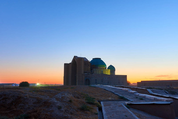 Mausoleum von Khoja Ahmed Yasawi in der Stadt Turkestan. UNESCO-Weltkulturerbe. Kasachstan.   - Foto, Bild