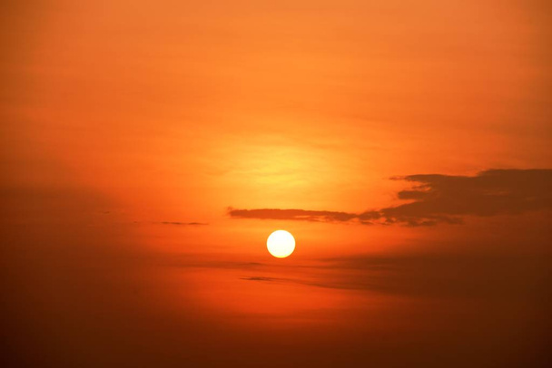 Pomarańczowe niebo o zachodzie słońca - Zdjęcie, obraz