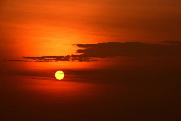 Oranssi taivas auringonlaskun aikaan
 - Valokuva, kuva