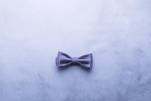 Pánská kravata motýl modré módní pozadí. Koncept mužských svátků a ocenění zdraví. Ploché rozložení kopírovacího prostoru. - Fotografie, Obrázek