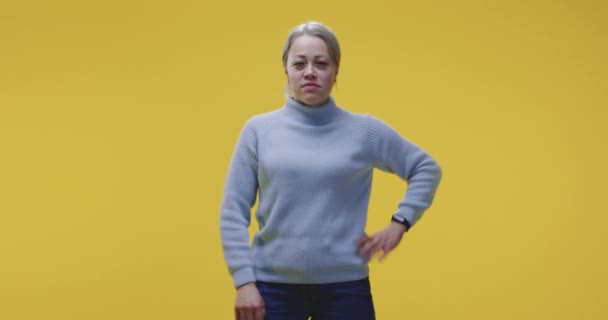 Angry young woman explaining - Felvétel, videó