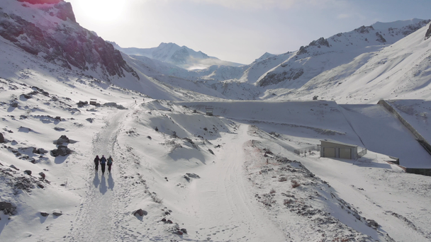 Widok z lotu ptaka krajobraz gór śnieżnych - Materiał filmowy, wideo
