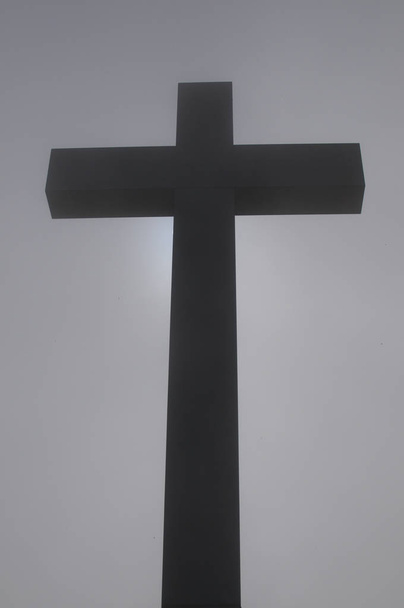 religiöses Kreuz im Nebel - Foto, Bild