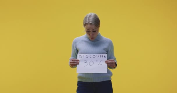 Mujer sosteniendo 30 por ciento signo de descuento
 - Metraje, vídeo
