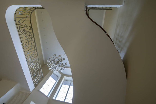 wnętrze drugiego lekkiego schodów, balustrada żyrandol - Zdjęcie, obraz
