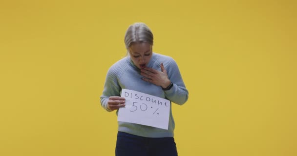 Mujer sosteniendo 50 por ciento signo de descuento
 - Metraje, vídeo