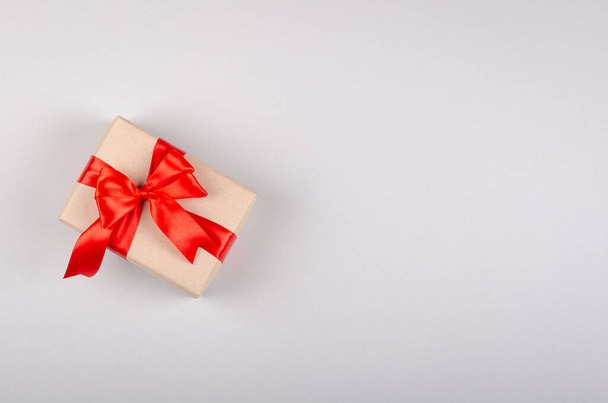 Gift box on gray background composition, present with ribbon and bow. - Foto, Bild