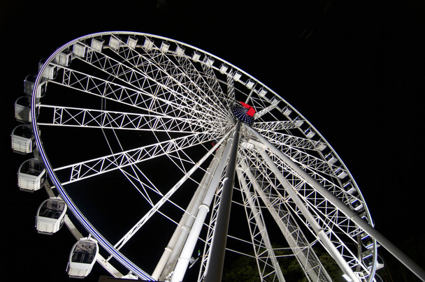 Ночной вид на Колесо Брисбена
 - Фото, изображение
