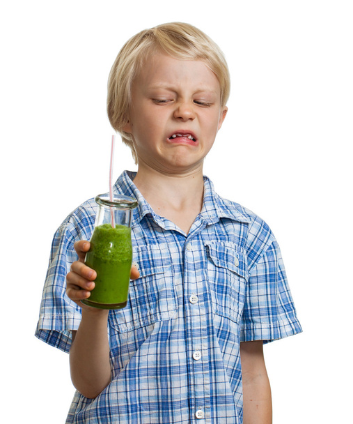 αστείος αγόρι δυσαρεστημένη σχετικά με το πράσινο smoothie - Φωτογραφία, εικόνα