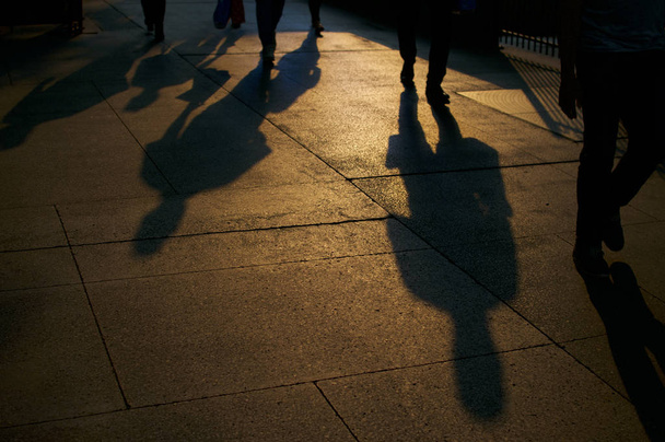 sombras de gente caminando
 - Foto, Imagen