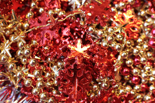bola brilhante brilhante e guirlanda como contas para decorar a árvore de natal fundo brilhante festivo
 - Foto, Imagem