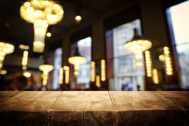 fond Image de table en bois devant les lumières abstraites floues du restaurant - Photo, image